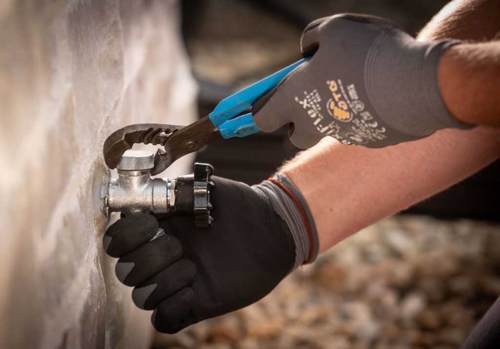 dave jones plumbing tech tightening outdoor spigot